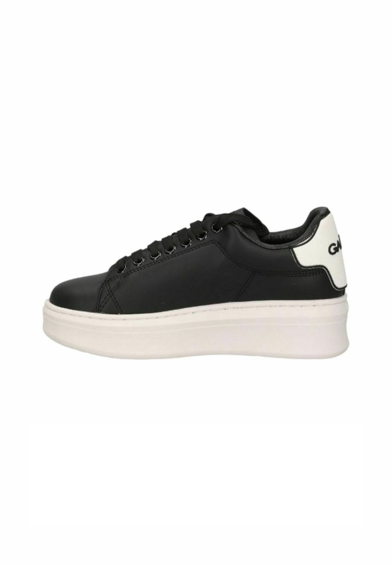 Sneaker in pelle nera con suola in gomma bianca, design flat con lacci, punta rotonda e linguetta sul tallone in contrasto con dettagli del logo.