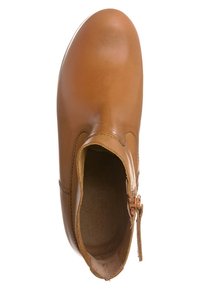 Bota de tobillo de cuero marrón con punta redondeada, cierre lateral con cremallera y textura lisa. Presenta costuras mínimas a lo largo de los bordes.