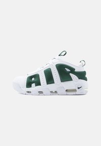 Bijela tenisica s zelenim mrežastim detaljima, okruglog oblika, teksturiranim premazom i vidljivim Air jastučićem; ima petlju za vuču i Nike logo.
