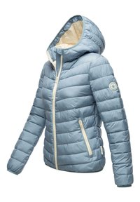 Lichtblauwe pufferjack met een capuchon, met een horizontaal quiltontwerp, twee ritszakken en een logo op de linkermouw.