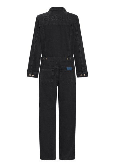 Melnas džinsu kombinezons ar pogu priekšu, garām piedurknēm, divām priekšējām kabatām un izsistā logo aizmugurē. Taisna kāju dizains.