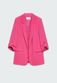 Blazer rose avec manches retroussées maintenues par des pattes à boutons, col cranté et poches à rabat, présenté sur un fond neutre.