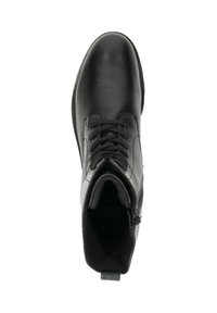 Zwarte enkelboot gemaakt van gestructureerd leer met veters, een zijrits en een zachte binnenvoering. Glad, afgerond ontwerp van de neus.