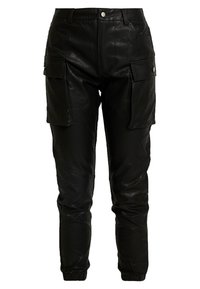 Černé kožené cargo kalhoty s hladkou strukturou, které mají mnoho kapes, elastický manžet na kotníku a přiléhající design v pase.