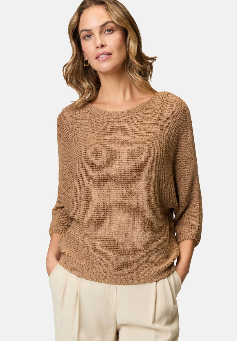 Maglione lavorato a maglia marrone chiaro con una vestibilità ampia, scollatura larga e maniche a tre quarti. Tessuto testurizzato con un motivo sottile.