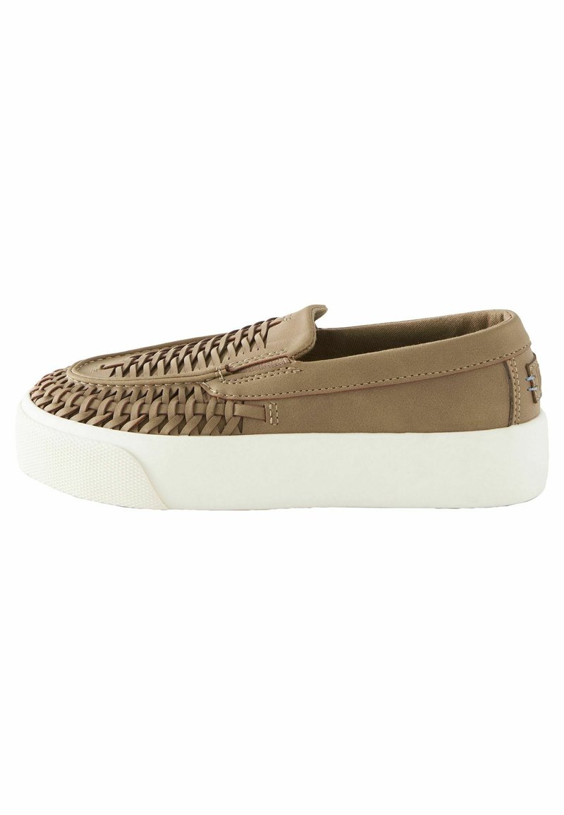 Slip-on sko i tan med et vævet overdesign. Har en hvid gummisål og glatte læderdetaljer. Minimalistisk stil.