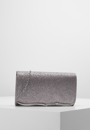 Szara błyszcząca kopertówka z łańcuszkiem, srebrnymi elementami i ozdobnymi serduszkami na frontowej stronie, o gładkiej fakturze.