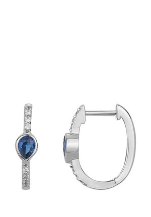 Orecchini a cerchio in argento con pietre preziose blu a forma di goccia e piccole pietre trasparenti lungo il bordo anteriore, mostrati nelle viste frontale e laterale.