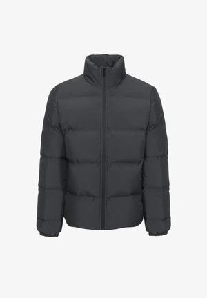 Padded černá bunda s vysokým límcem, předním zipem, elastickými manžetami a prošívanou texturou. Teplý, syntetický materiál pro izolaci.
