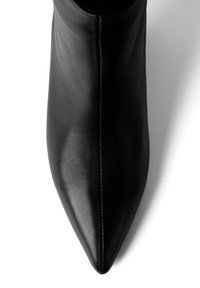 Mustad musta nahast jalaeht, millel on terav ninav, sujuv disain, sile tekstuur ja peen sära. Pole nähtavaid mustreid ega tehnilisi detaile.