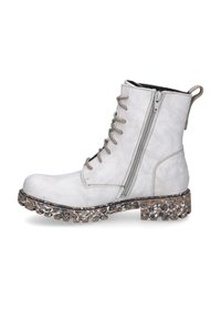 Białe zamszowe botki za kostkę z teksturowaną brązowo-czarną podeszwą w kropki, sznurówką z przodu i zamkiem błyskawicznym z boku dla łatwego zakupu.