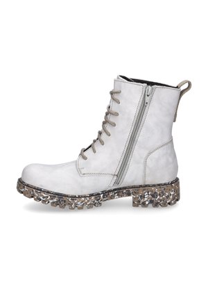 Weiße Wildleder-Ankle-Boots mit einer strukturierten braun-schwarz gesprenkelten Sohle, Schnürverschluss vorne und einem seitlichen Reißverschluss für einfaches Anziehen.