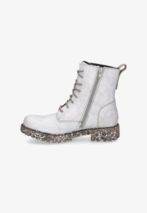 Białe zamszowe botki za kostkę z teksturowaną brązowo-czarną podeszwą w kropki, sznurówką z przodu i zamkiem błyskawicznym z boku dla łatwego zakupu.