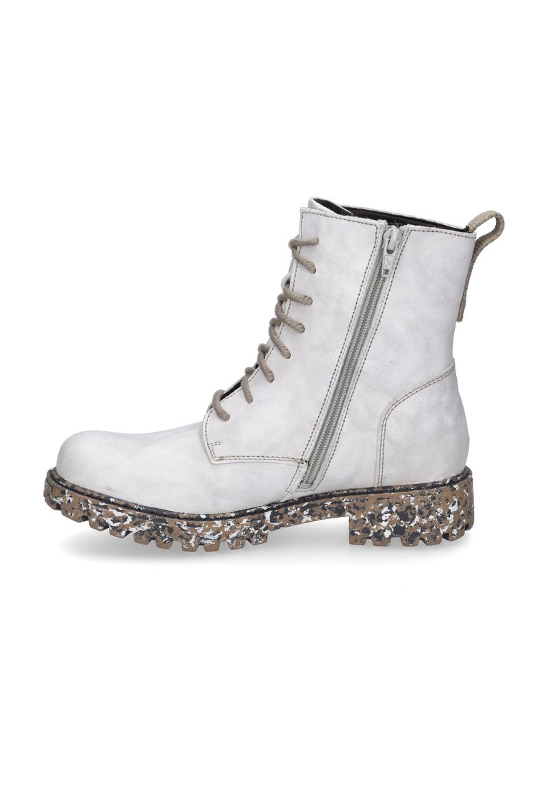 Białe zamszowe botki za kostkę z teksturowaną brązowo-czarną podeszwą w kropki, sznurówką z przodu i zamkiem błyskawicznym z boku dla łatwego zakupu.