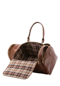Borsa da viaggio in pelle marrone con fodera in tessuto a quadri. Dotata di due tasche laterali con cerniera e doppi manici per il trasporto.