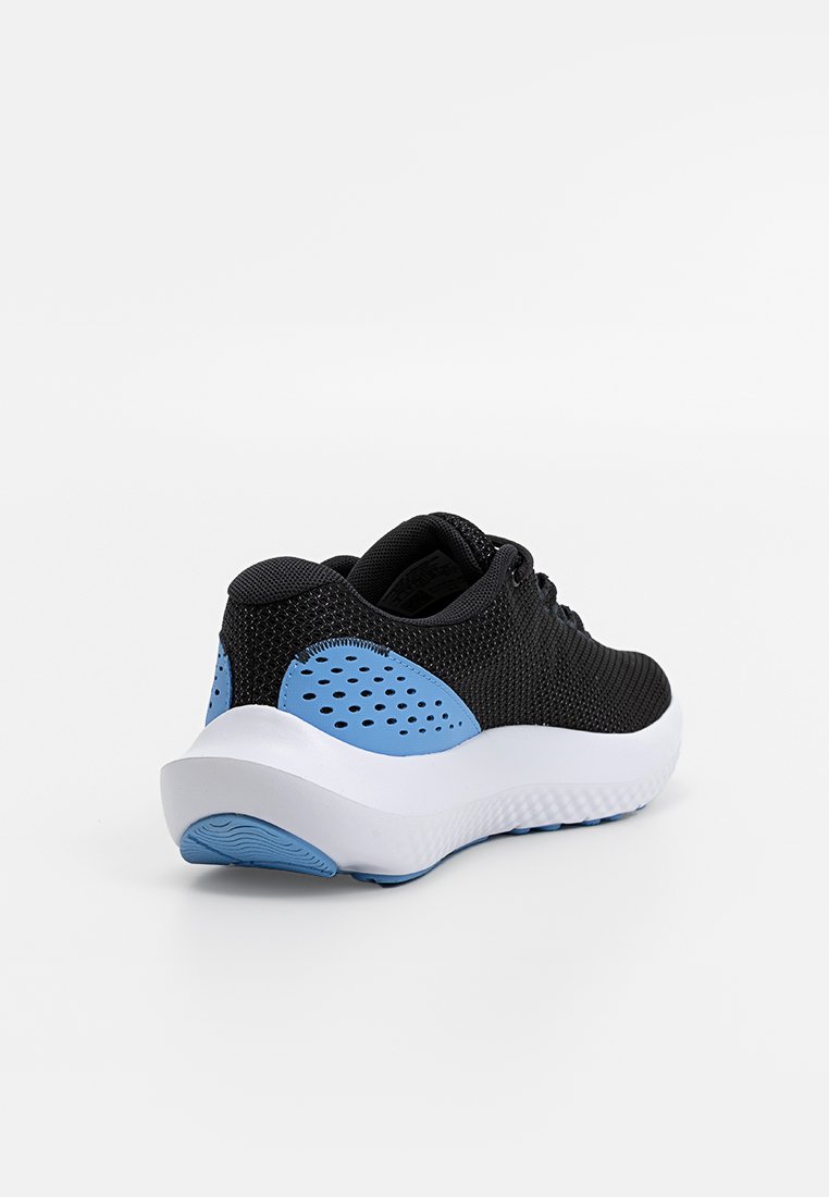 Zapatilla deportiva negra con parte superior de malla, acentos azules y suela blanca. Presenta detalles perforados para una mejor transpirabilidad y suela de tracción de goma.