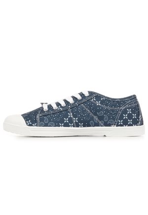 Lavtop navy sneaker med hvidt blomsterprint, hvide snørebånd og hvid gummisål og tåhætter, vist i højre sideprofil.