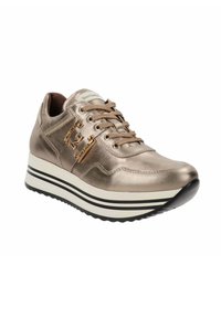 Metallic bronze Sneaker mit glatter Textur, ausgestattet mit einer dicken weißen Sohle mit schwarzen Streifen und dekorativen goldenen Hardware-Akzenten.