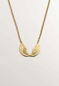 Collar de oro con un colgante en forma de ala con un detallado diseño de plumas, suspendido en una gruesa cadena retorcida.