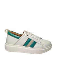 Weiße Sneakers mit türkisfarbenen und beigen Streifen, Obermaterial aus glattem Leder, runde Zehenpartie, dicke weiße Sohle und kleiner Ferseneinsatz. Die Schnürsenkel sind weiß.