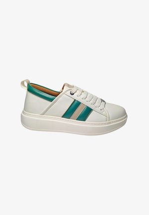 Weiße Sneakers mit türkisfarbenen und beigen Streifen, Obermaterial aus glattem Leder, runde Zehenpartie, dicke weiße Sohle und kleiner Ferseneinsatz. Die Schnürsenkel sind weiß.