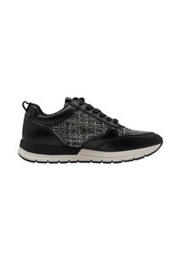 Sneaker noir présentant un panneau en tissu texturé, des accents en cuir lisse, un bout rond et une semelle en caoutchouc contrastante avec un motif de traction.