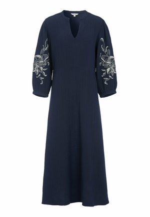 Navyblå midikjole med lange ærmer, V-hals og hvid blomsterbroderi på ærmerne, tekstureret stof og let puffede manchetter.