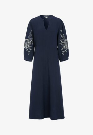 Granatowa sukienka midi z długim rękawem, dekoltem w serek oraz białym kwiatowym haftem na rękawach, wykonana z teksturowanej tkaniny, z lekko bufkami mankietów.