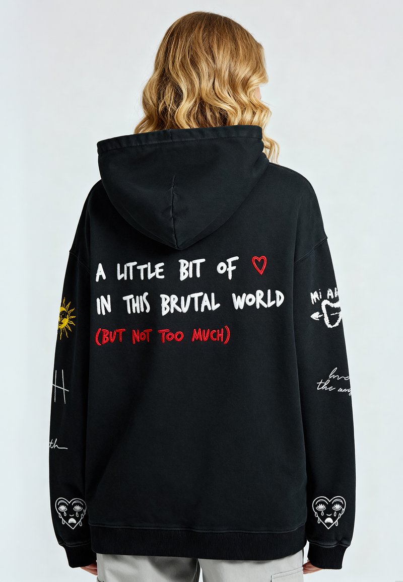 Juodas gobtuvas su baltais ir raudonais užrašais, saulės grafika ir širdies motyvais. Per didelis dydis su gumuotomis rankovėmis ir apačia.