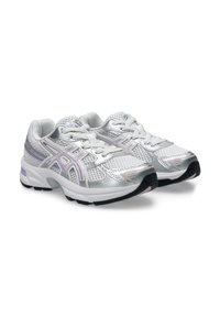 Białe buty biegowe z siateczkową cholewką, srebrnymi akcentami, subtelnym fioletowym wzorem, wyściełanym kołnierzem oraz czarną gumową podeszwą dla lepszej przyczepności.