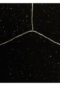 Telaf negra con embellishments plateados brillantes y un diseño geométrico de piedras de strass que se intersecta a lo largo de la superficie.