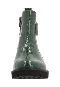 Bottine à cheville brillante vert foncé avec motif crocodile, vue de face, avec une fermeture éclair latérale et une semelle crantée noire.