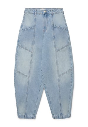 Pantaloni in denim azzurro chiaro a vita alta con gambe larghe e svasate, cuciture visibili, grandi tasche laterali e chiusura con bottone in vita.