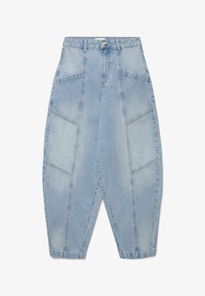 Hellblaue, hoch taillierte Jeanshose mit weit zulaufenden Hosenbeinen, sichtbaren Nähten, großen Seitentaschen und einem Knopfverschluss an der Taille.