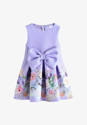 Ärmelloses lila Kleid mit großer Schleife auf der Taille und floralem Muster, das rosa, weiße und lila Blumen am Saum zeigt.