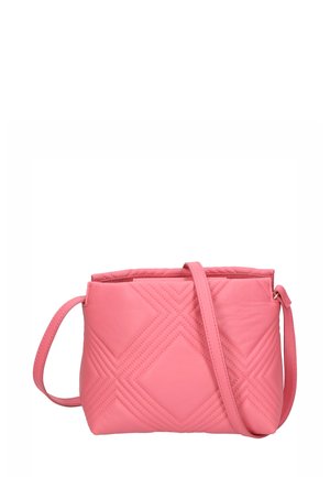 Borsa a tracolla in pelle fucsia trapuntata con motivi a rombi diagonali, una singola tracolla e forma rettangolare. Presenta una chiusura superiore con zip.