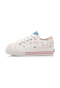 Sneakers bianchi in canvas con stampa floreale in rosa e verde, suola in gomma bianca, etichetta blu sul linguetto e strisce rosa di lato.