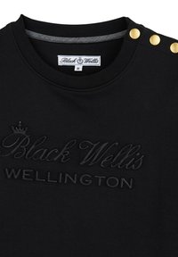 Sweatshirt noir avec broderie texturée "Black Wellis WELLINGTON", col rond et trois boutons dorés sur l'épaule gauche.