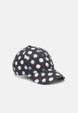 Schwarze Baseballkappe mit großen, unregelmäßigen weißen Polka-Dots, die gleichmäßig über den Stoff verteilt sind.
