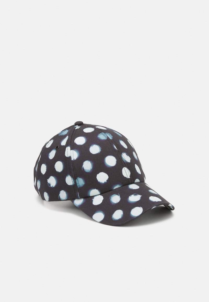 Casquette de baseball noire avec de grands pois blancs irréguliers répartis uniformément sur le tissu.