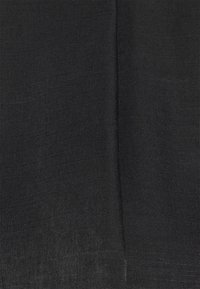 Tecido preto com uma textura fina e suave e um brilho subtil. Apresenta um padrão de trama diagonal e um detalhe de costura plana.