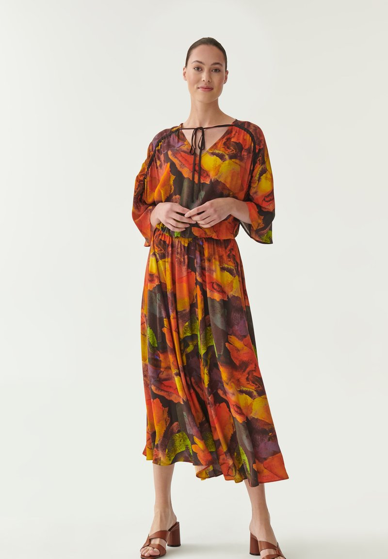 Multikleuren, bloemmotief maxi-jurk met een relaxed pasvorm, gesnoerd taille en ellebooglange mouwen. Gemaakt van lichtgewicht stof.