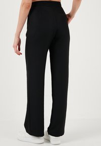 LELA REGULAR FIT - Broek - black