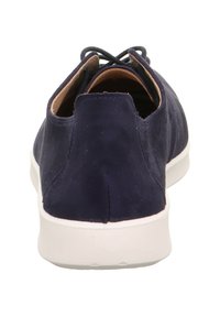 Marineblaue Wildledersneaker mit glatter Textur, weißer Gummisohle und Schnürdesign, das ein minimalistisches und schlankes Profil bietet.