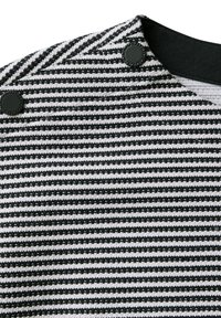 Tissu tricoté rayé noir et blanc avec une finition texturée, comportant deux boutons noirs à l'épaule et un col noir contrastant.