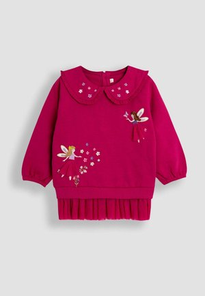 Fuksijas krāsas džemperis ar drapētu apkali un garām piedurknēm. Priekšpusē ir divas izšūtas fejas un ziedu akcenti. Apakšā drapēta apakšmala.