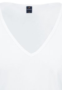 Witte V-hals shirt met een medium label "Suitable" genaaid aan de kraag op een effen achtergrond.