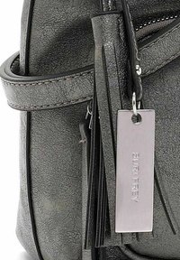 Borsa in finta pelle grigia con superficie texture, dotata di un lungo tassello nero e un'etichetta logo in argento con la scritta "SURI FREY."