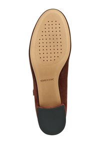 Semelle de chaussure en suède marron avec une surface lisse et texturée, comportant des trous de ventilation et un talon en caoutchouc noir flexible. Marque Geox visible.