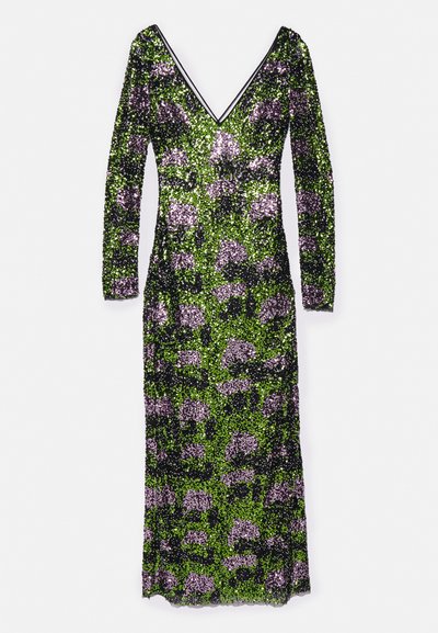 Sukienka z długim rękawem z dekoltem w kształcie V, wykonana z zielonych cekinów z purpurowym wzorem kwiatowym. Gładka tekstura, dopasowany fason, długość do kostek.